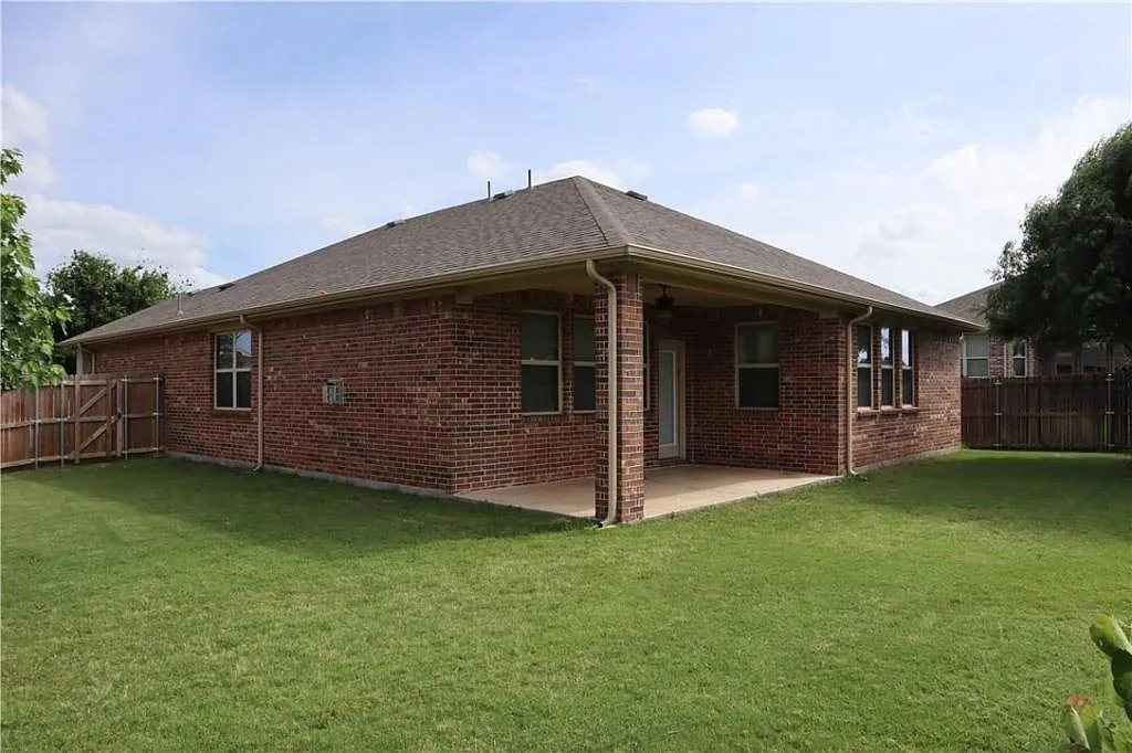 601 Sinclair Ct — Photo 2