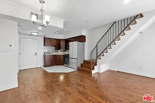 5633 Carlton Way Photo 1