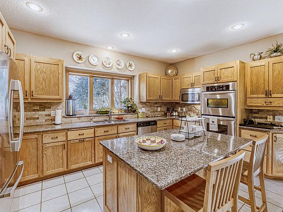 5th image of 7945 Ranchview Ln N