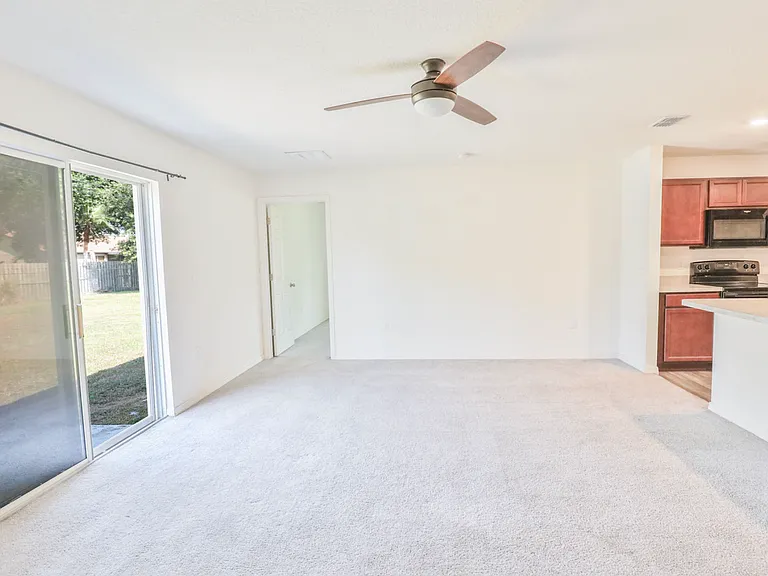 2352 SE Surrey Pl — Photo 4
