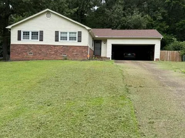 1305 Woodgate Dr, Humboldt, TN 38343