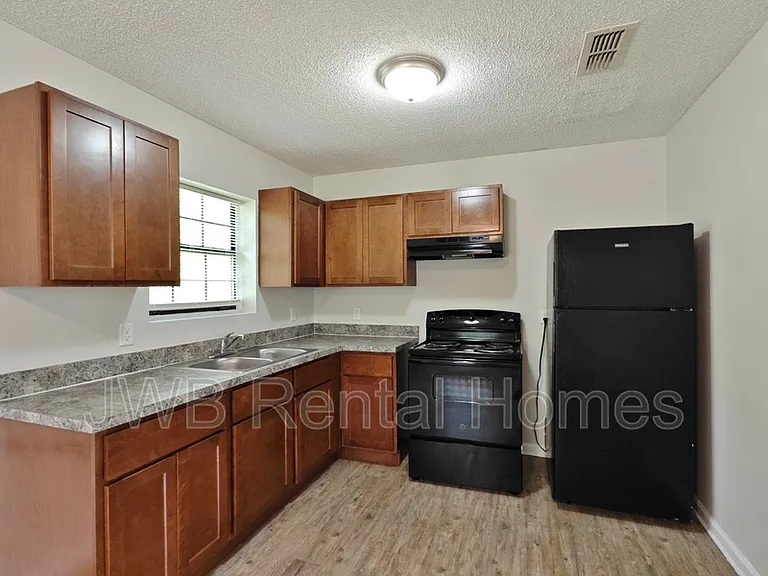 1567 Rutledge Ave — Photo 3