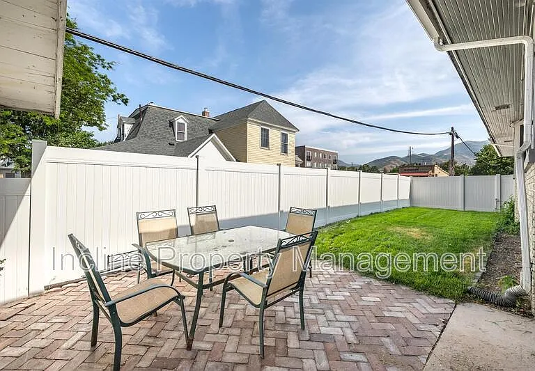 174 W Utah Ave — Photo 2