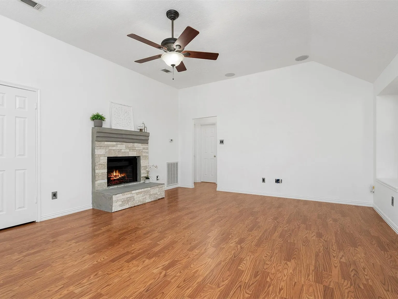 2 bed, 1.0 bath, 997 sqft, $1,600 — Photo 3