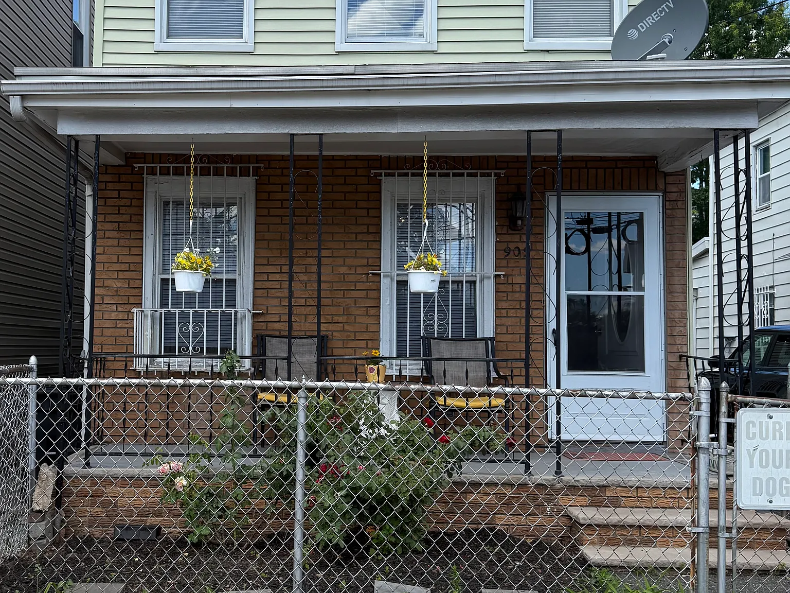 3 bed, 1204 sqft, $2,500 — Photo 1
