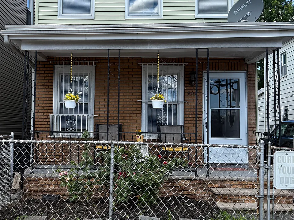 909 Magnolia Ave