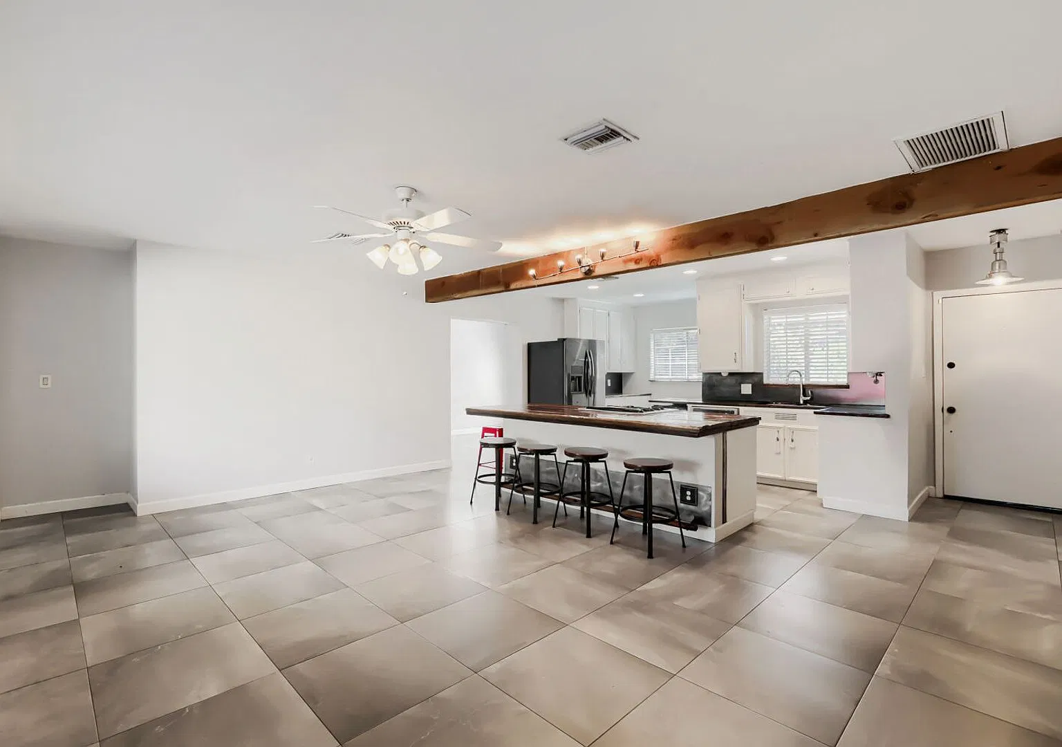 Spacious 4 bedroom house near Arcadia! Available NOW! — Photo 3