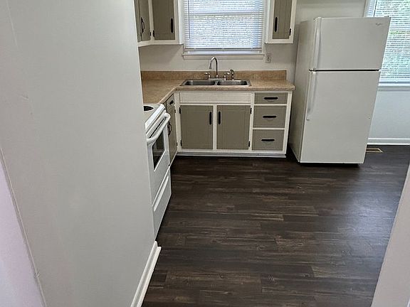 3rd image of 4762 Trenton Dr