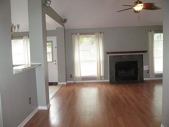 Very opened den area opened to kitchen