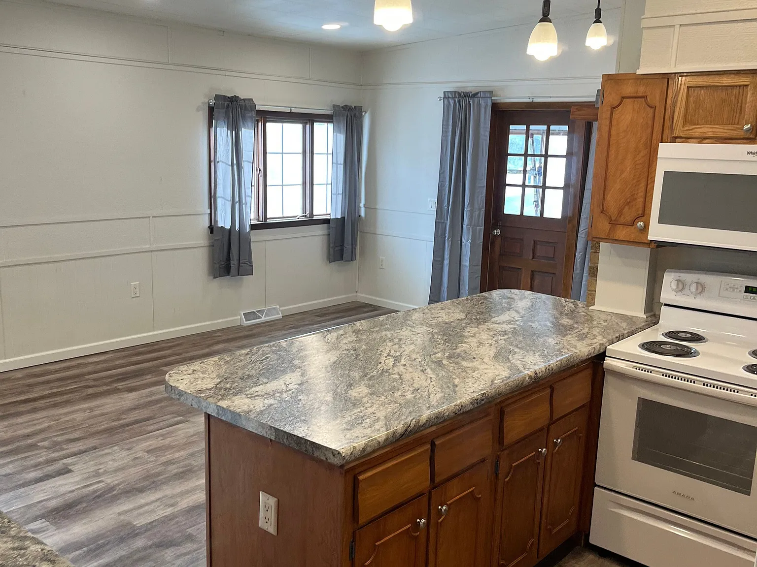 2 bed, 1.0 bath, $1,050 — Photo 2