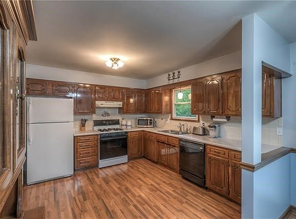 4th image of 903 N 141st St