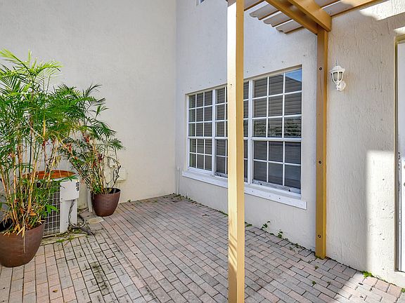 3rd image of 408 NW 25th Avenue