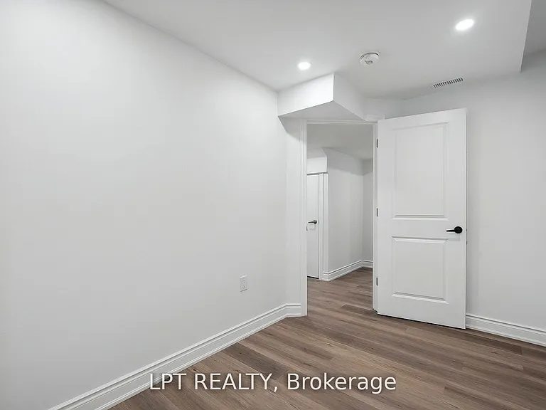 140 Springvalley Cres #LOWER — Photo 9