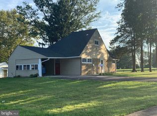 67 Redbrook Ln, Levittown, PA 19055