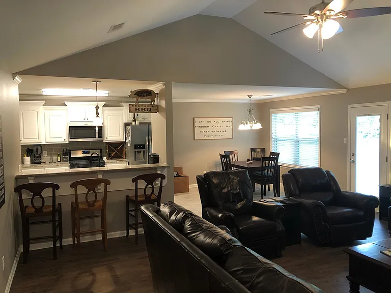 BREAKFAST BAR / DINING AREA