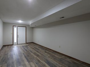 211 NW Gibson Ct, Lees Summit, MO 64063