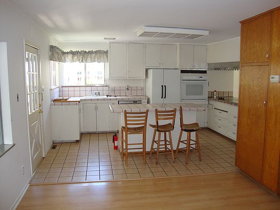 1231 Kitchen