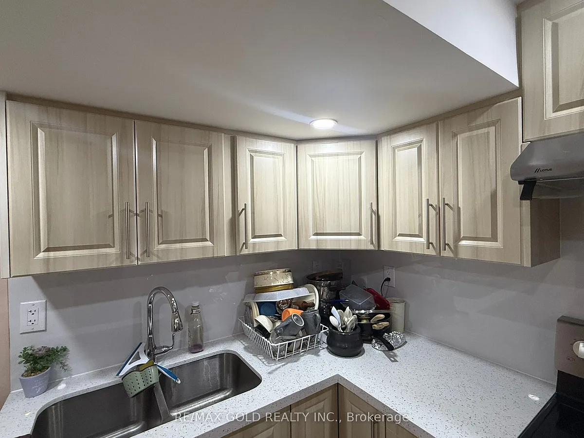 Building Photo - 35 Latania Blvd #BASEMENT