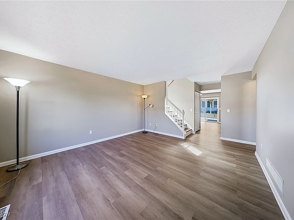 5th image of 628 Windsor Ln