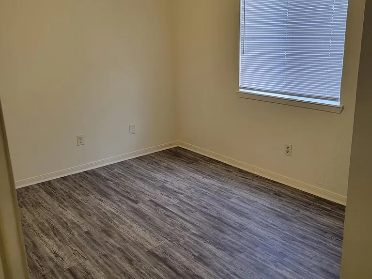 2000 Longmire Ct #12 — Photo 5