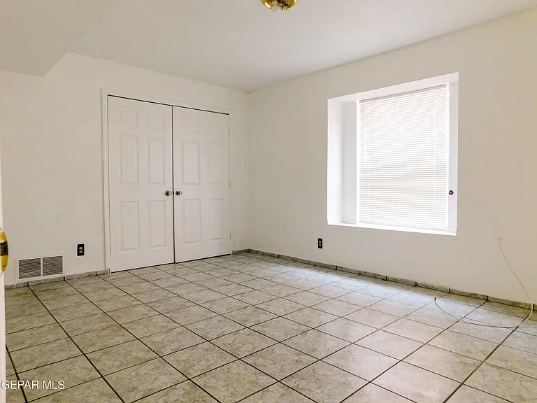 726 Medina St — Photo 27