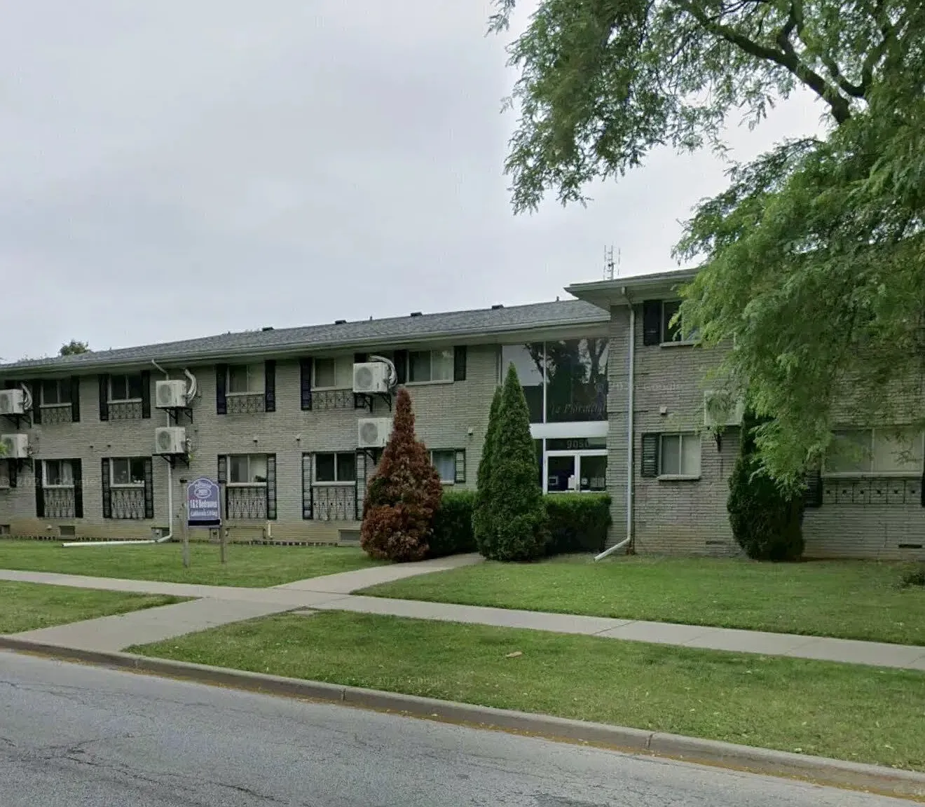 Spacious 1 Bdrm, 1 Bath Suites In East Windsor! Plus Hydro — Photo 1