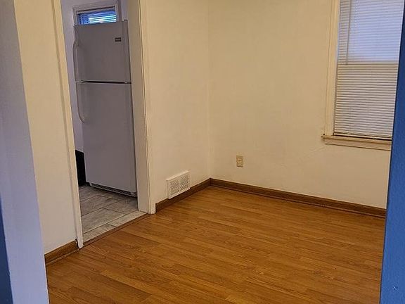 4th image of 1572 University Ave