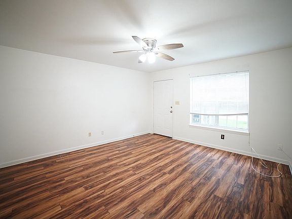 2nd image of 2555-2 Chateau Ln