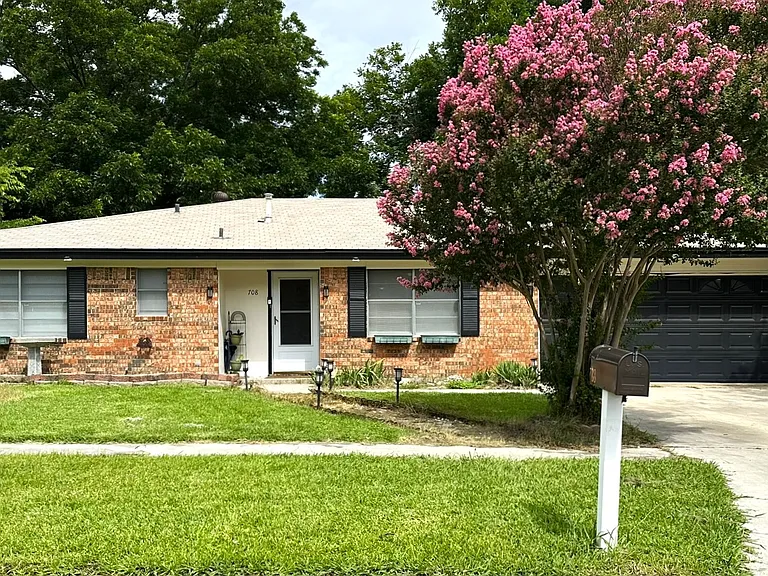 708 Creek St — Photo 1