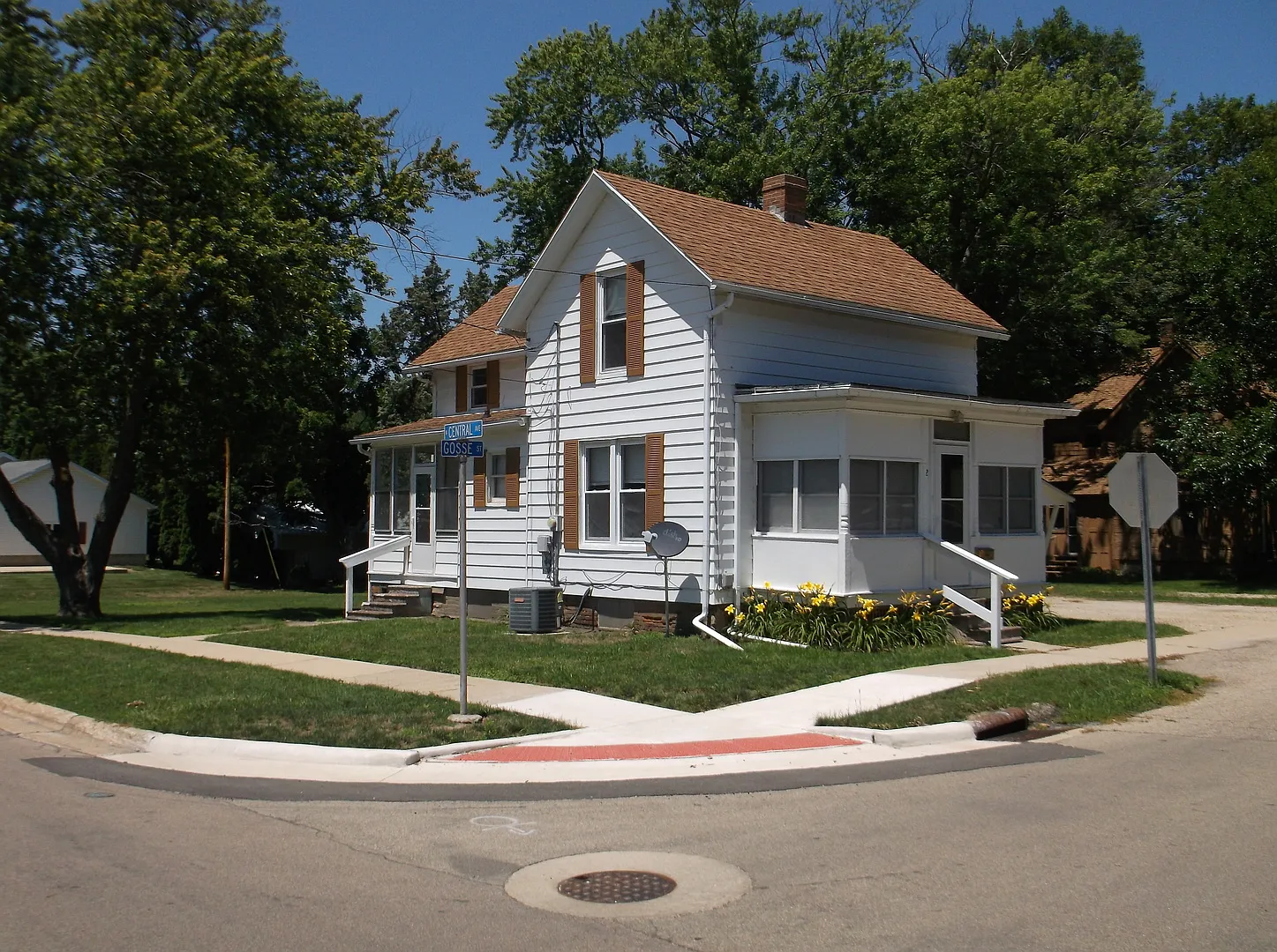 2 N Gosse Blvd photo 1