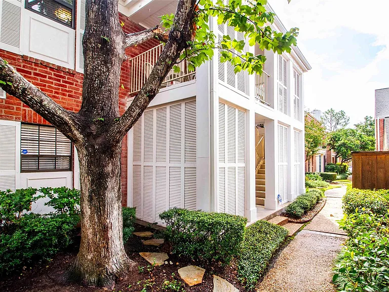 1042 Augusta Dr #1042 — Photo 4