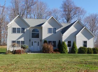 25 Carteret Dr, Pomona, NY 10970