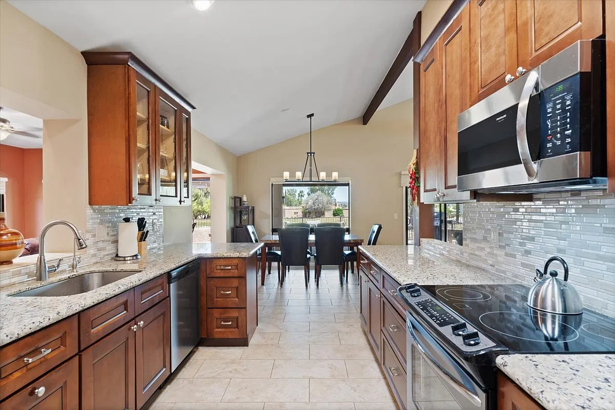 3 bed, 2364 sqft, $6,000 — Photo 4