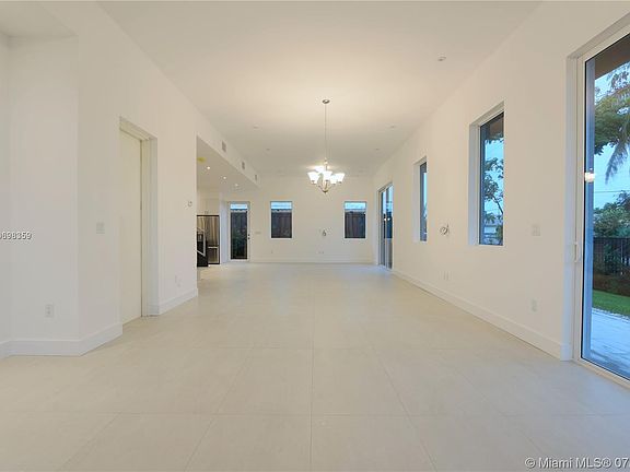 4th image of 1620 SW 30th Ave #1620