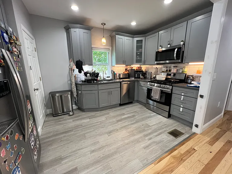 125 W 22nd St #1 — Photo 7