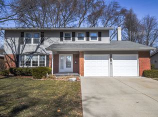 44 Grassmere Rd, Elk Grove Village, IL 60007