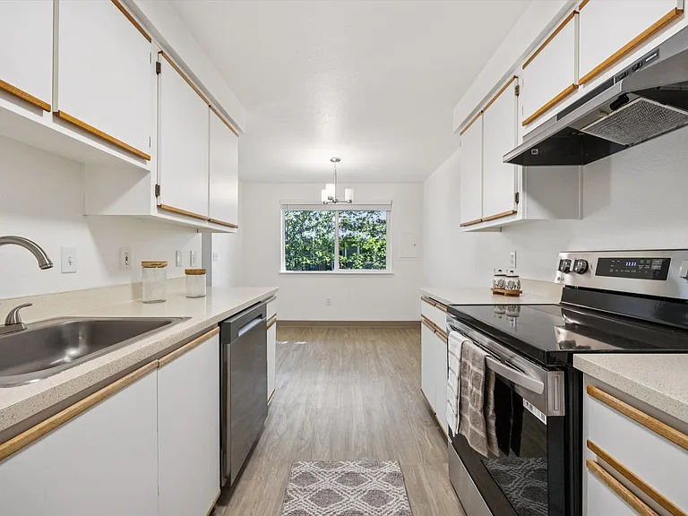 Crestbrook Apartments — Photo 20