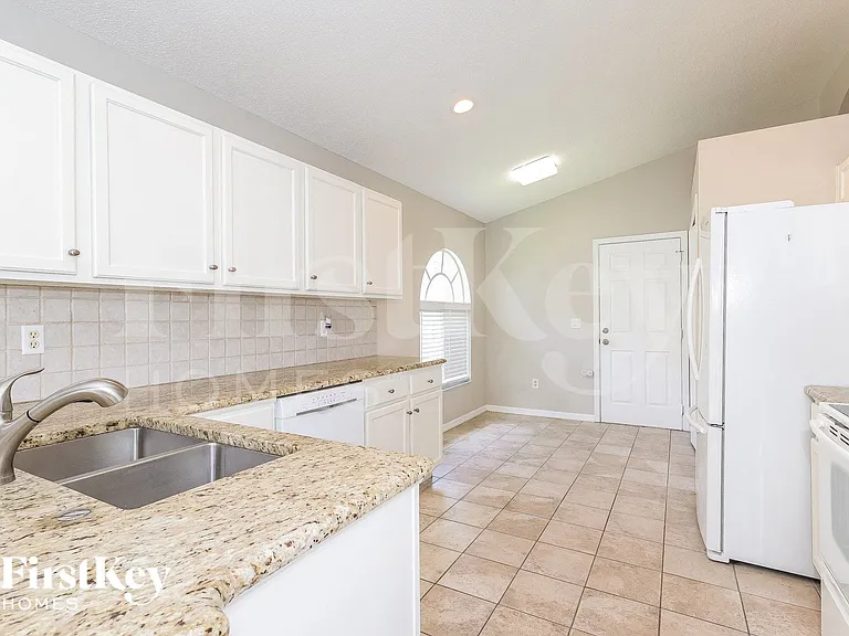 2251 Mallory Cir — Photo 6