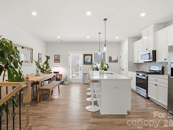 3rd image of 1311 Ashbury St