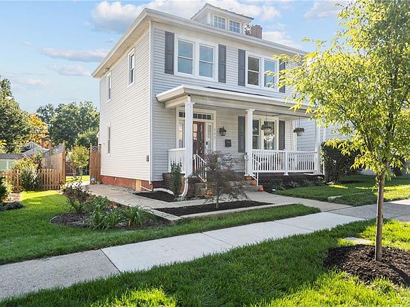 2nd image of 117 W 33rd St