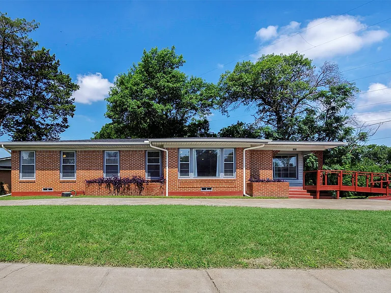 Ranch-style house featuring a front yard