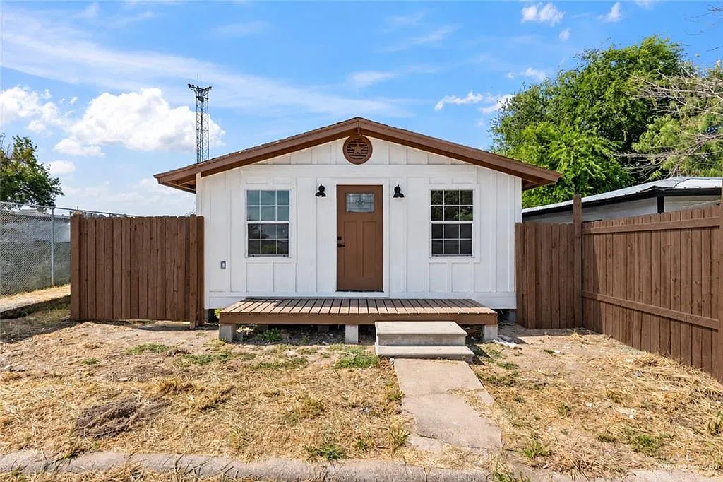 2 bed, 1.5 bath, 1080 sqft, $1,200 — Photo 1