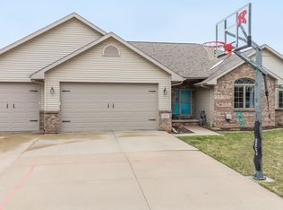 105 Edgewood Ln, Combined Locks, WI 54113