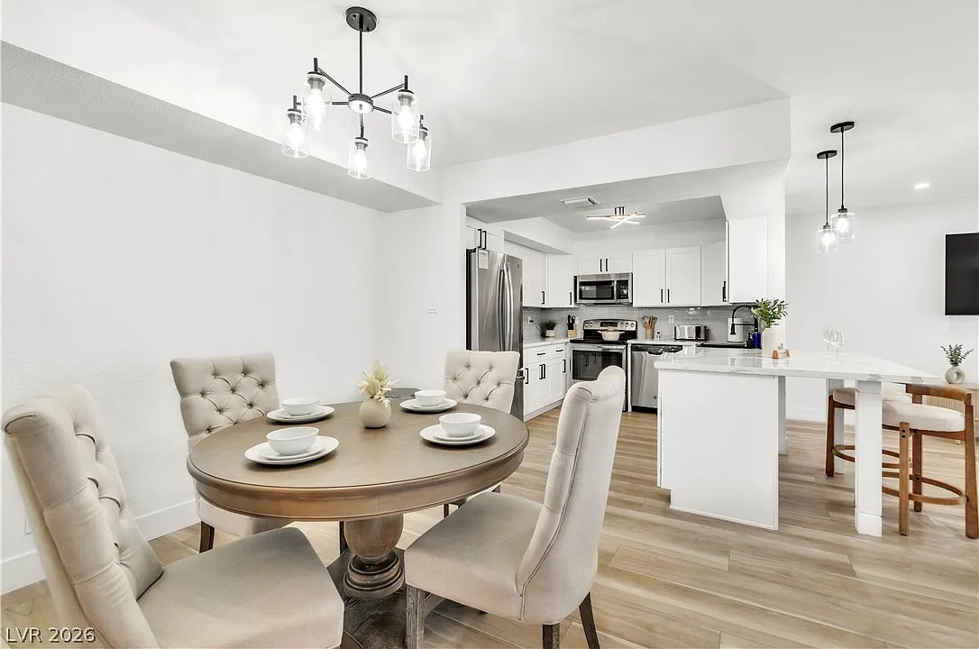 2 bed, 2.0 bath, 1321 sqft, $2,200 — Photo 3