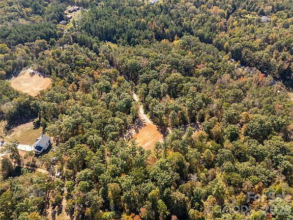 5th image of 1050 McGill Rd