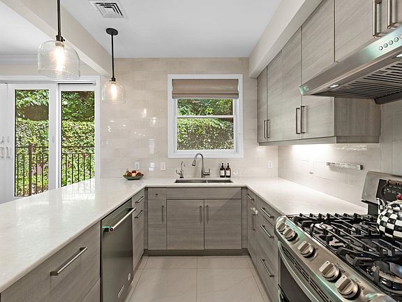 2nd image of 55 W 19th St