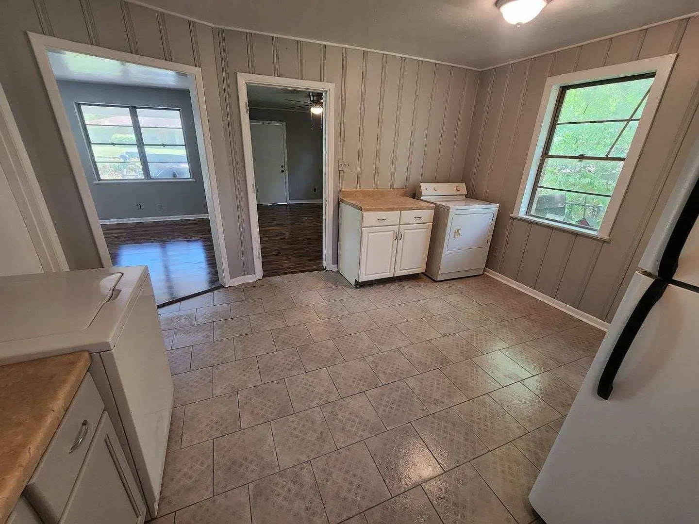 Completely refinished and updated!! — Photo 2