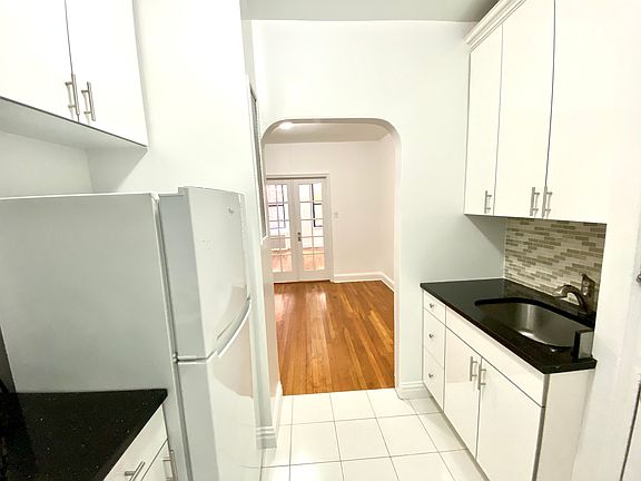 3rd image of 108 Mac Dougal St #2B