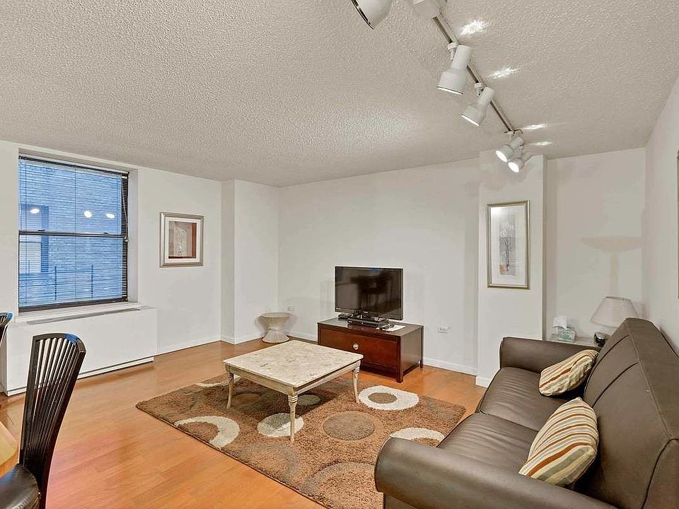 1st image of 150 W 51st St APT 1001