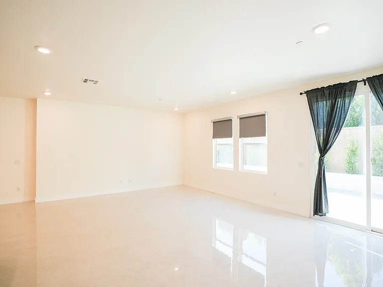 2717 E Murdock Ln — Photo 10